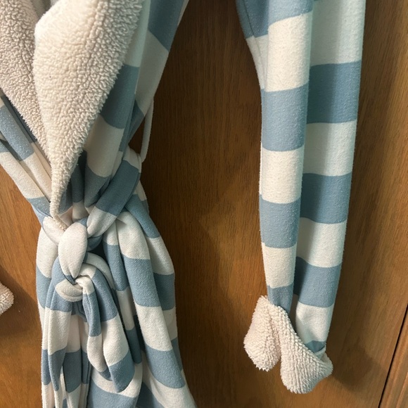 Victoria’s Secret robe Sherpa Medium striped Women's Robe blue and white - Picture 5 of 6